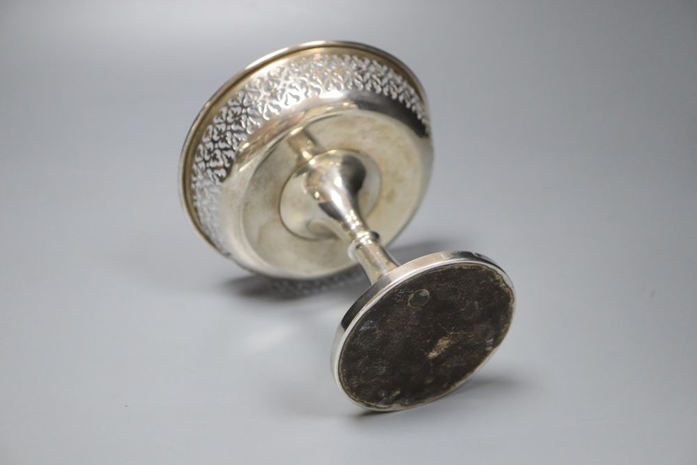 A George V silver tazza, Birmingham, 1911, height 13.7cm, weighted.